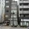 【東京都/千代田区神田神保町】千代田区神田神保町　古家付土地 現地（古家あり）：※写真中央4階建ての建物部分の土地