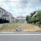 【東京都/杉並区成田東】杉並区成田東2丁目土地　A区画 現地：全2区画、対象不動産（A区画）：写真左側