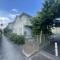 【東京都/三鷹市北野】三鷹市北野1丁目　売地 現地（古家あり）：南西側遊歩道より、対象不動産を撮影
