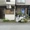 【東京都/墨田区墨田】墨田区墨田四丁目　古家付き土地 現地（古家あり）：対象不動産写真中央左側