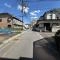 【埼玉県/鶴ヶ島市大字鶴ヶ丘】鶴ヶ島市大字鶴ケ丘　古家付売地 対象地の前面道路への入口付近の道路の様子
