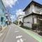 【埼玉県/新座市栄】新座市栄4丁目　古家付き土地 現地（古家あり）：西側前面道路約5.4m、歩道も確保されています。