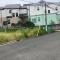 【神奈川県/横浜市鶴見区東寺尾】鶴見区東寺尾3丁目　売地1号地 現地：幅員約7.9mの道路に面した土地
（全5区画／一番右）