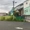 【神奈川県/横浜市鶴見区東寺尾】鶴見区東寺尾3丁目　売地1号地 現地：幅員約7.9mの道路に面した土地
（全5区画／一番右）