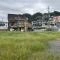 【神奈川県/横浜市鶴見区東寺尾】鶴見区東寺尾3丁目　売地3号地 現地：幅員約7.9mの道路に面した土地
（全5区画／手前）