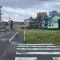 【神奈川県/横浜市鶴見区東寺尾】鶴見区東寺尾3丁目　売地4号地 現地：幅員約7.9m、約9.0mの道路に面した角地
（全5区画／手前）