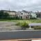 【神奈川県/横浜市鶴見区東寺尾】鶴見区東寺尾3丁目　売地5号地 現地：幅員約9.0mの道路に面した土地
全5区画／一番左