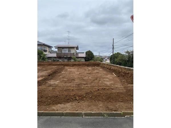 現地：全2区画　1号棟　写真中央　