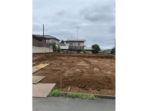 現地：全2区画　2号棟　写真中央　