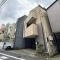【東京都/港区西麻布】港区西麻布二丁目土地 現地（古家あり）：写真中央