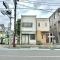 【東京都/文京区西片】文京区西片2丁目土地 現地（古家あり）：向かって正面の白い建物部分