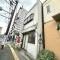 【東京都/文京区西片】文京区西片2丁目土地 現地（古家あり）：正面の白い建物部分