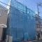 【神奈川県/横浜市磯子区磯子】横浜市磯子区磯子7丁目新築戸建　2号棟 建築中の外観：全3棟現場、正面左側の建物