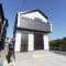 【東京都/調布市深大寺北町】調布市深大寺北町5期　新築戸建　2号棟 外観：全２棟（写真中央）