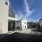 【神奈川県/鎌倉市腰越】鎌倉市腰越5丁目　新築戸建 前面道路：物件は左側手前でございます。