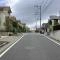 【東京都/稲城市坂浜】プラウドシーズン稲城若葉台 前面道路：左手前が物件