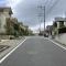【東京都/稲城市坂浜】プラウドシーズン稲城若葉台 前面道路：左手前が物件