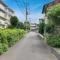【東京都/調布市富士見町】調布市富士見町2丁目　中古戸建 駐車場：物件は右側