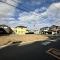 【埼玉県/三郷市高州】三郷市高州新築　2号棟 現地（建築前）：全3区画 写真中央
※全3区画のうち1区画売約済み
