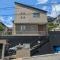 【兵庫県/神戸市垂水区つつじが丘】神戸市垂水区つつじが丘七丁目　中古戸建 外観：道路より一段高く、南側隣地が１段低い南ひな壇の地形。