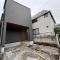 【東京都/練馬区三原台】練馬区三原台1丁目新築戸建・A号棟 建築中の外観：全2棟現場：写真中央