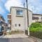 【東京都/西東京市住吉町】西東京市住吉町1丁目　戸建て 外観：敷地は旗竿地
接道は車が駐車しているところのみ、
駐車場右側は他人地