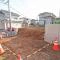 【神奈川県/横浜市戸塚区深谷町】戸塚区深谷町　新築戸建A号棟 現地（建築前）：全3棟／三角コーン奥側