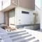 【神奈川県/横浜市保土ケ谷区仏向町】保土ヶ谷区仏向町　新築戸建　A号棟（全2棟） アプローチ：全2棟左側