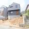 【神奈川県/横浜市神奈川区菅田町】神奈川区菅田町　新築戸建2号棟/全2棟 建築中の外観：全2棟　正面右