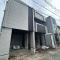 【神奈川県/藤沢市鵠沼花沢町】藤沢市鵠沼花沢町 新築一戸建て 2号棟/全3棟 建築中の外観：全3棟　写真内中心が2号棟です。