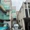 【東京都/新宿区西落合】新宿区西落合1丁目　戸建 外観：向かって中央の奥まった物件が該当物件です。