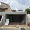 【神奈川県/藤沢市渡内】藤沢市渡内4丁目　新築戸建1号棟 建築中の外観：全2棟／写真中央