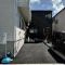 【神奈川県/座間市栗原中央】座間市栗原中央1丁目　新築戸建 駐車場：1棟現場　写真左側の物件