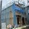 【神奈川県/座間市座間】座間市座間1丁目　4号棟 建築中の外観：全7区画　4号棟　写真中央