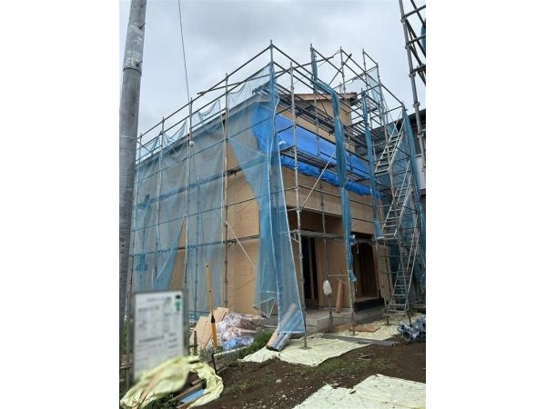 建築中の外観：全7区画　4号棟　写真中央