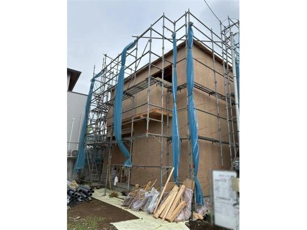 建築中の外観：全7区画　5号棟　写真中央