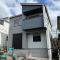 【神奈川県/座間市立野台】座間市 立野台3丁目　新築戸建　2号棟 建築中の外観：全2棟現場　写真中央　2号棟