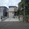 【東京都/町田市鶴川】町田市鶴川5丁目　新築戸建6号棟 建築中の外観：全6棟・写真中央