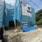 【神奈川県/鎌倉市関谷】鎌倉市関谷 新築戸建1号棟（全2棟） 建築中の外観：1号棟/全2棟（写真中央）