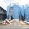 【神奈川県/横浜市青葉区荏田西】青葉区荏田西3丁目　新築戸建て2号棟（全2棟） 建築中の外観：写真中央：2号棟（全2棟）