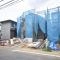 【神奈川県/横浜市青葉区荏田西】青葉区荏田西3丁目　新築戸建て2号棟（全2棟） 建築中の外観：写真中央：2号棟（全2棟）