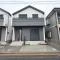 【東京都/練馬区南大泉】練馬区南大泉1丁目　新築分譲住宅　B号棟【全2棟】 建築中の外観：写真中央／B号棟【全2棟】