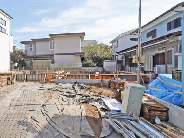 建築中の外観：写真右側：練馬区富士見台2丁目新築戸建て 3号棟（全3棟）