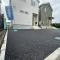 【東京都/三鷹市北野】三鷹市北野三丁目　新築戸建2号棟 建築中の外観：画像中央の建物が対象地となります。全2棟