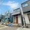 【東京都/世田谷区祖師谷】世田谷区祖師谷6丁目　新築戸建　7号棟 建築中の外観：※写真中央が対象地になります。
　全10棟