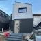 【東京都/杉並区下高井戸】杉並区下高井戸4丁目新築戸建2号棟 建築中の外観：全3区画　写真中央