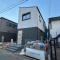 【東京都/杉並区下高井戸】杉並区下高井戸4丁目新築戸建2号棟 建築中の外観：全3区画　写真中央
