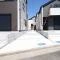 【東京都/八王子市北野町】八王子市北野町新築戸建て(3号棟) アプローチ：全５号棟・写真中央奥