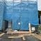 【東京都/調布市佐須町】調布市佐須町5丁目　新築戸建　1-G号棟 建築中の外観：全18棟・写真中央