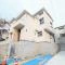 【神奈川県/横浜市戸塚区名瀬町】戸塚区　名瀬町の家　1号棟/全3棟 建築中の外観：写真中央　1号棟(右)/全3棟